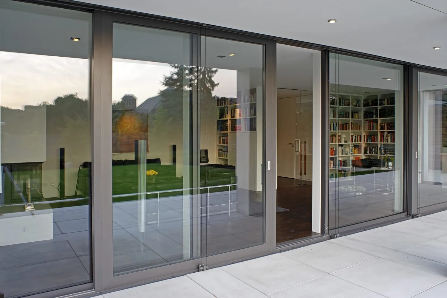 Fully customizable aluminum sliding doors